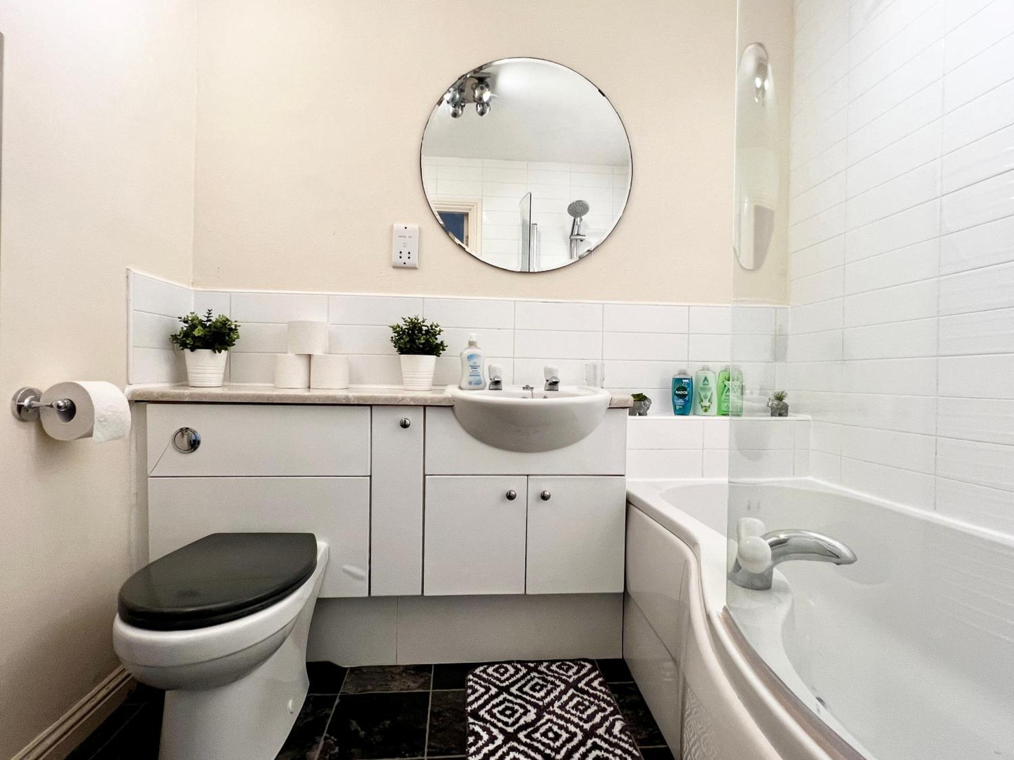 Stylish Modern Flat With Juliet Balcony & Parking Daire Glasgow Dış mekan fotoğraf