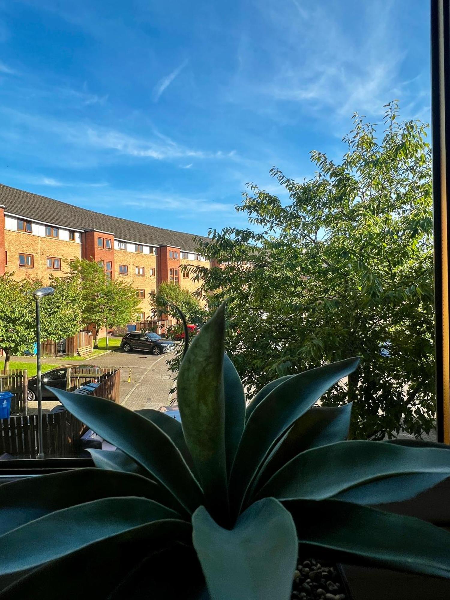 Stylish Modern Flat With Juliet Balcony & Parking Daire Glasgow Dış mekan fotoğraf