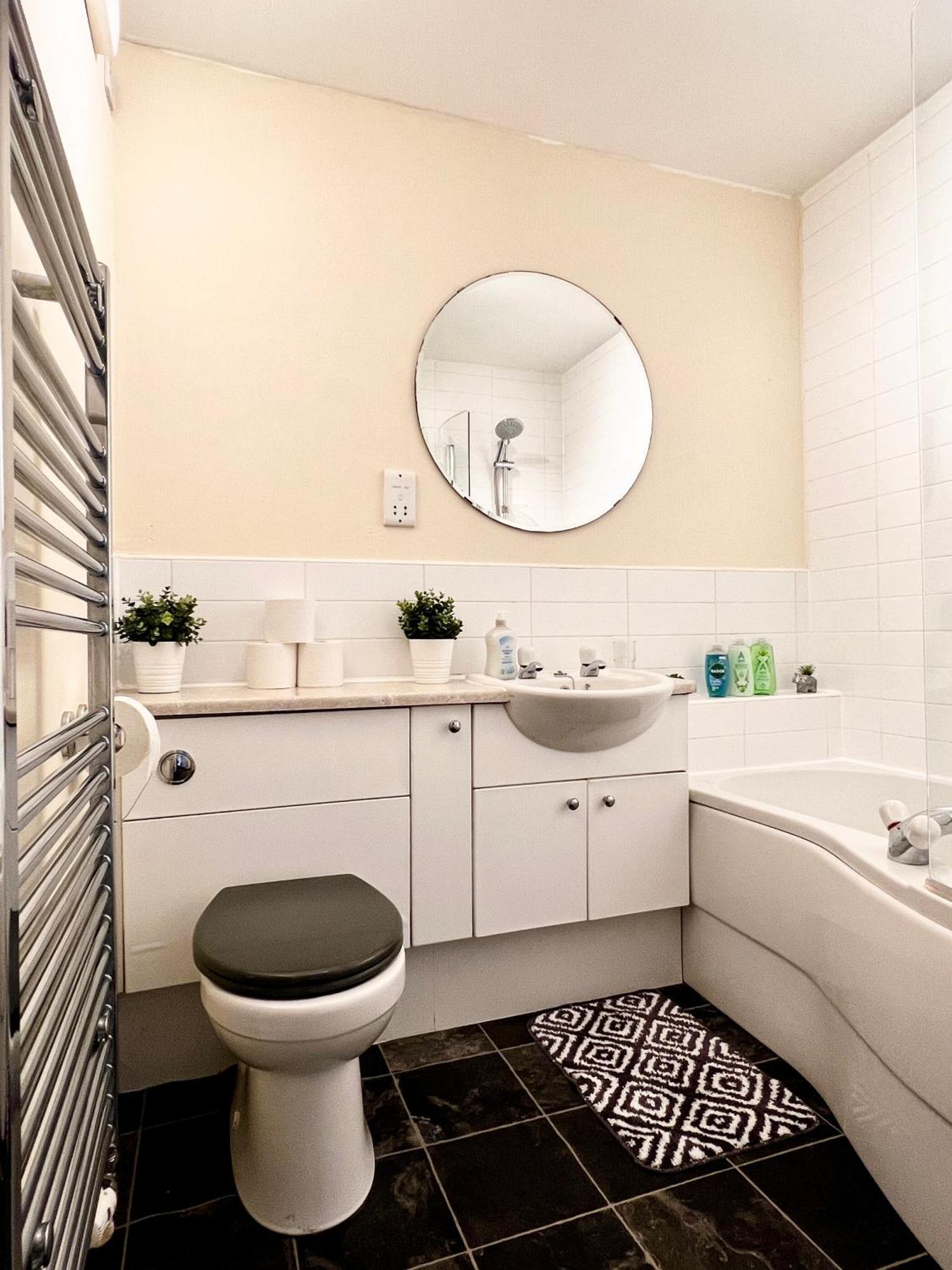 Stylish Modern Flat With Juliet Balcony & Parking Daire Glasgow Dış mekan fotoğraf