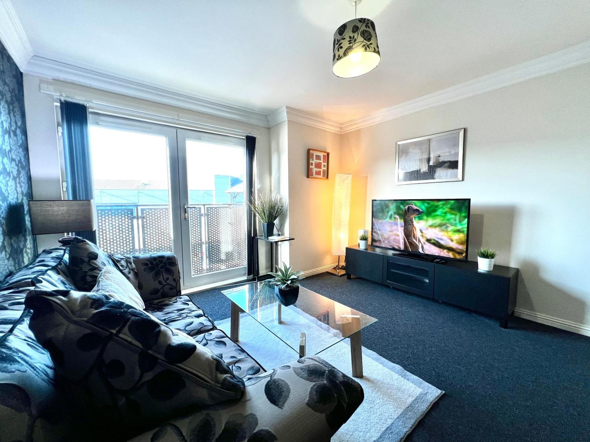Stylish Modern Flat With Juliet Balcony & Parking Daire Glasgow Dış mekan fotoğraf