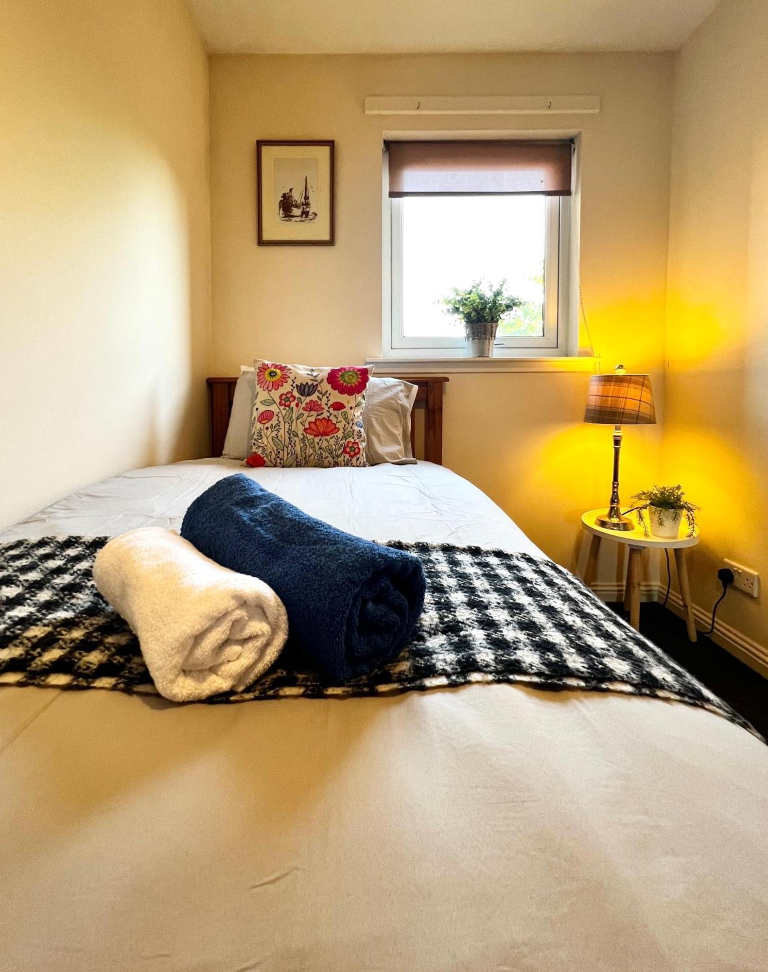 Stylish Modern Flat With Juliet Balcony & Parking Daire Glasgow Dış mekan fotoğraf