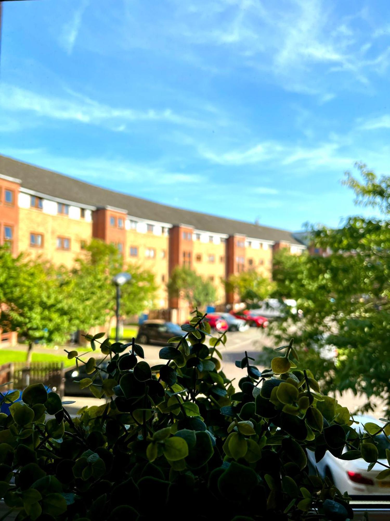 Stylish Modern Flat With Juliet Balcony & Parking Daire Glasgow Dış mekan fotoğraf