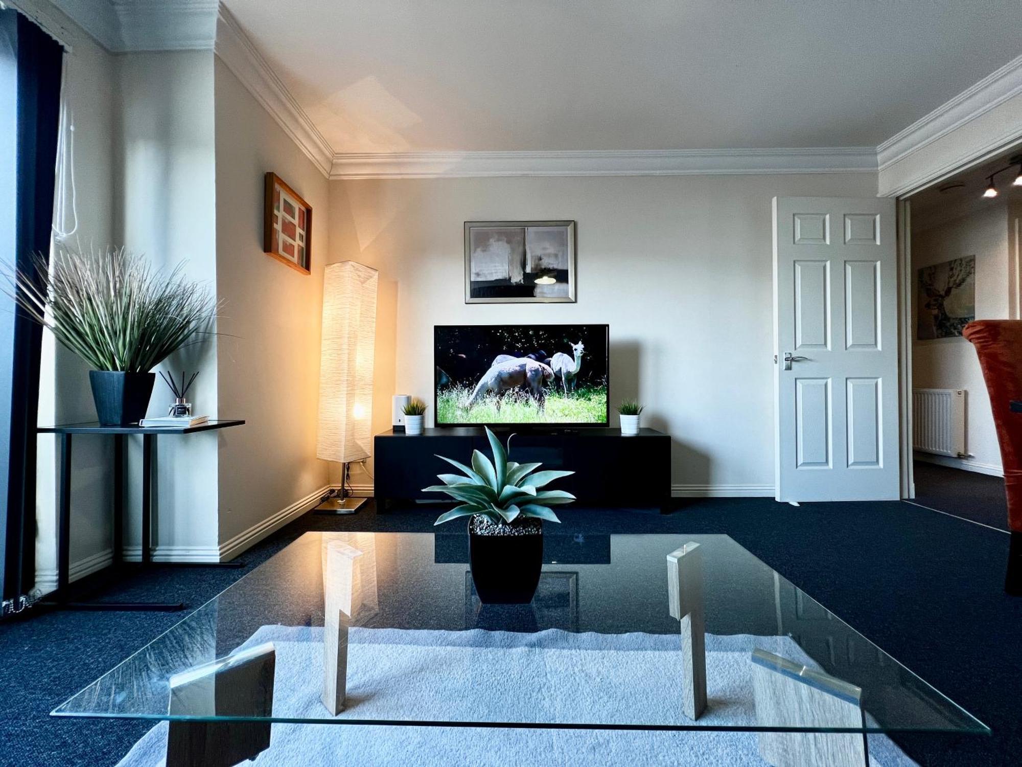Stylish Modern Flat With Juliet Balcony & Parking Daire Glasgow Dış mekan fotoğraf