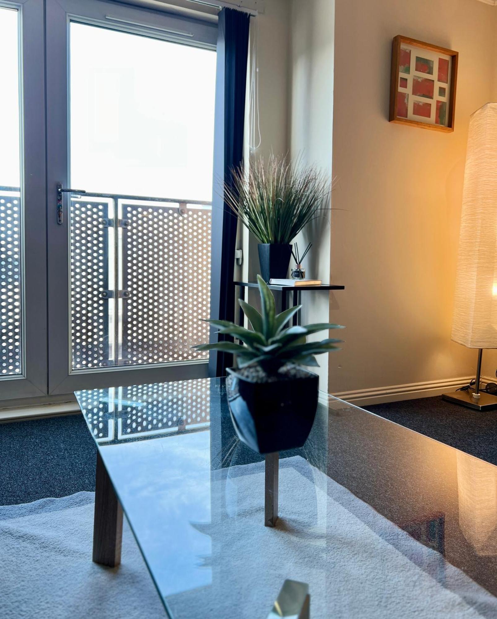 Stylish Modern Flat With Juliet Balcony & Parking Daire Glasgow Dış mekan fotoğraf
