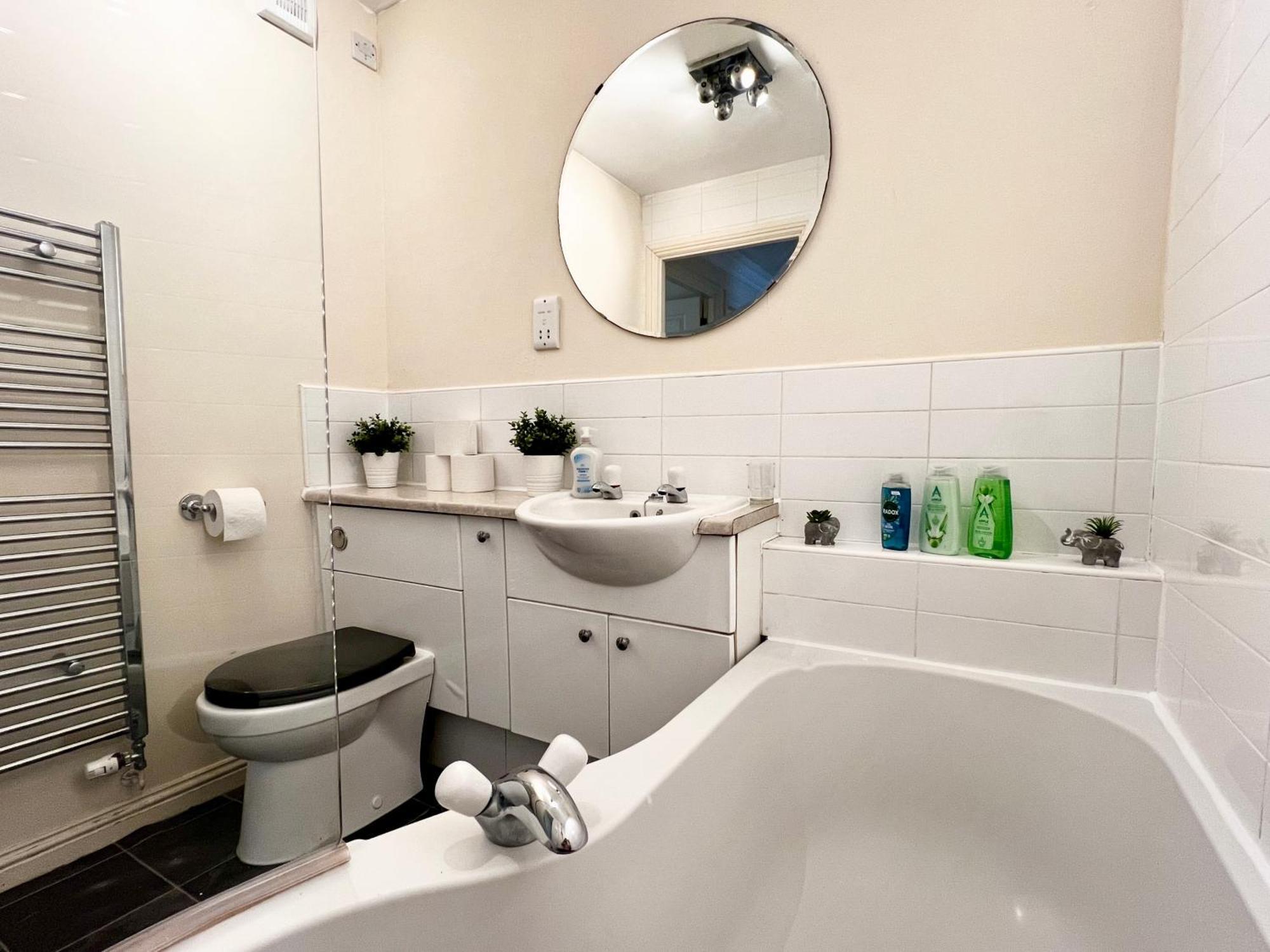 Stylish Modern Flat With Juliet Balcony & Parking Daire Glasgow Dış mekan fotoğraf